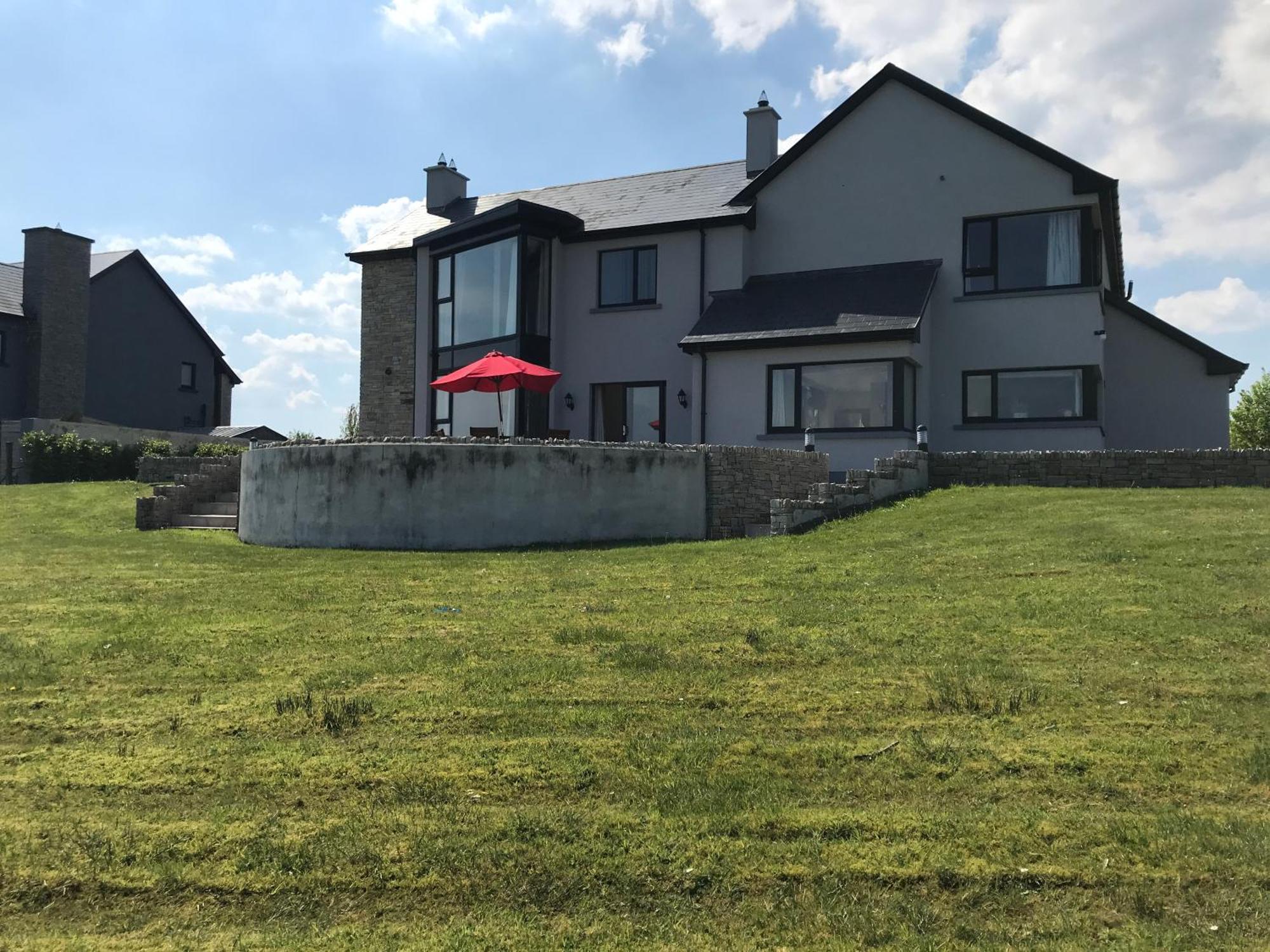 Serene Luxurious Haven With Sea Views *
